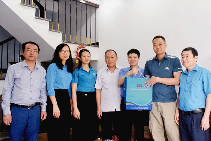Giám đốc Sở LĐTB & XH tỉnh Quảng Ninh thăm, tặng quà công nhân TNLĐ Than Núi Béo